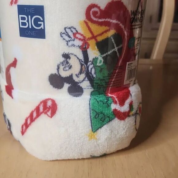 Disney Mickey and friends Christmas oversized plush throw blanket  5ft× 6ft - Picture 3 of 3